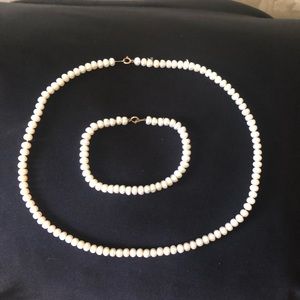 Vintage Authentic Pearl Necklace & Bracelet set! 10K gold Clasps 🤩